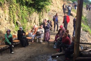Zonguldak'ta g&ouml;z&uuml; yaşlı bekleyiş 12. saatte