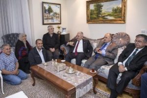 Başbakan Yıldırım'dan teravih namazı sonrası ev ziyareti