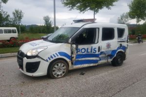D&uuml;zce'de kaza: 1 polis yaralı