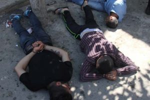 Adana'da polis &ouml;nce zanlıları, sonra silahları dizdi