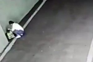 &Ccedil;ocuğunu yol kenarına bırakıp ka&ccedil;tı