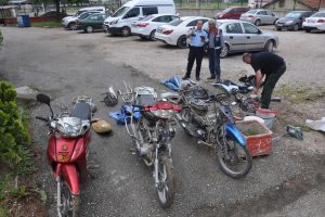 Bursa'da &ccedil;aldığı motosikletleri par&ccedil;alarken yakalandı