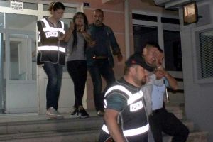 Yaşlı kadını dolandıran 3 ş&uuml;pheli yolda yakalandı