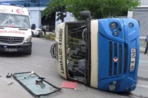 İstanbul'da minib&uuml;s devrildi: Yaralılar var