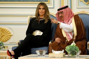 Melania Trump kendisini giydirmek istemeyen modacılardan intikam aldı