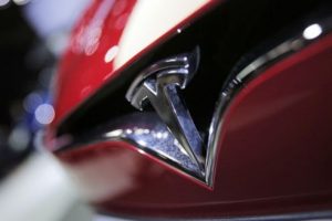 Tesla, Model 3'&uuml;n premium &ouml;zelliklerini yayınladı