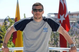 Podolski T&uuml;rkiye'de son kez basının karşısına &ccedil;ıkıyor