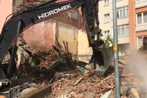 Bursa Gemlik'te metruk binalar yıkılıyor