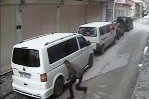 22 aracın lastiklerini b&ouml;yle bı&ccedil;akla kesti!