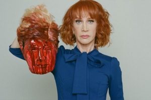 Kathy Griffin'den, 'Trump'ın kesik kafası' i&ccedil;in &ouml;z&uuml;r geldi!