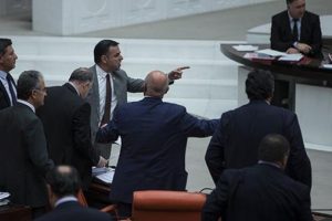 Meclis'te gergin anlar! 'Sana o belgeyi yedireceğiz'