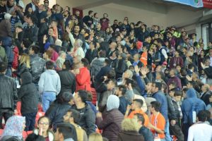 Eskişehir'de trib&uuml;nler karıştı