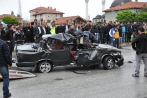 Otomobil kırmızı ışıkta tırın altına girdi: 2 &ouml;l&uuml;, 2 yaralı