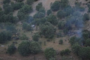 D&uuml;şen helikopter enkazında inceleme s&uuml;r&uuml;yor