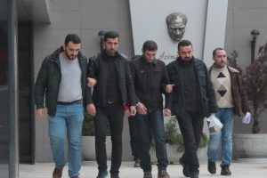 Bursa'da 87 bin lirayı camdan alırken yakalanan sahte polisler tahsilata gelmiş