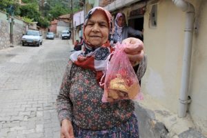 Yaşlı kadını 'oğlun g&ouml;zaltına alınacak' diye dolandırdılar