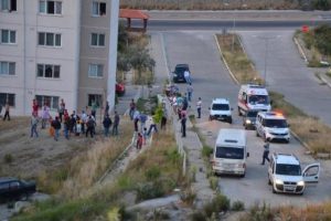 Cezaevi firarisini yakalamaya gelen 2 polise taşlı saldırı