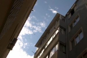 Altıncı kattan d&uuml;şen &ccedil;ocuk kurtarılamadı