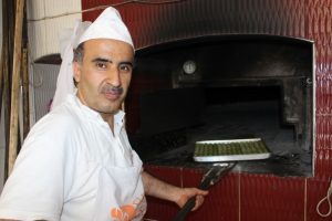 300 derecelik fırının başında &ccedil;alışarak oru&ccedil; tutuyorlar