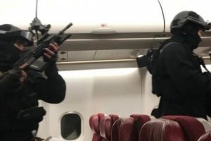 'Kahraman yolcular' kokpiti korudu, u&ccedil;akta alarm!