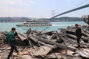 İstanbul Boğazı'ndaki ka&ccedil;ak yapılar yıkıldı