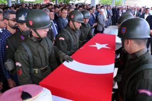 Şehit Yarbay Song&uuml;l Yakut'u binler uğurladı