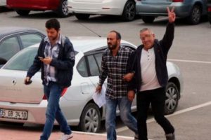 Şehitlere hakaret etmişti, utanmadan zafer işareti yaptı!