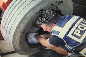 Polis esrarı bulmak i&ccedil;in lastik&ccedil;i oldu