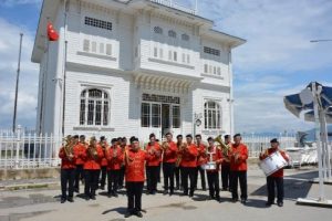 Bursa'da kilise enstr&uuml;manlarıyla kurulan 93 yıllık bando takımı