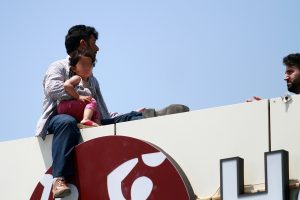 Bursa'da k&uuml;&ccedil;&uuml;k kızıyla birlikte intihara kalkıştı, kızı kucağında uyuyakaldı