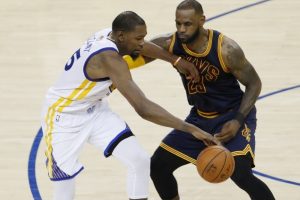 Golden State Warriors NBA finalinde ilk adımı attı