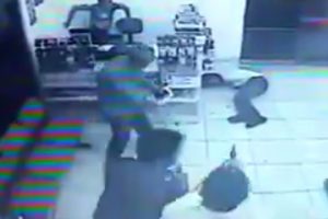 Soymaya kalktığı markettekiler silahlı &ccedil;ıkınca...