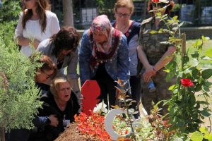 "Bırakın oğlumun ayaklarını &ouml;peyim"