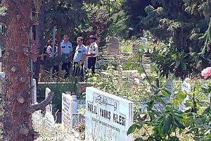 Kazılan yeri a&ccedil;an g&ouml;revliler şoke oldu! Bebek cesedi...
