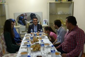Bursa Osmangazi Belediye Başkanı D&uuml;ndar, k&uuml;&ccedil;&uuml;k Esma'yla iftar yaptı