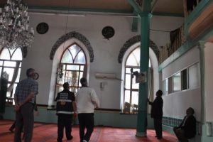 Bursa'da camiye giren yavru kargaları itfaiye &ccedil;ıkardı