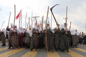 K&ouml;yl&uuml; kadınlar karayolunu trafiğe kapattı