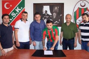 Karşıyaka'da Tayfun Pekt&uuml;rk imzaladı