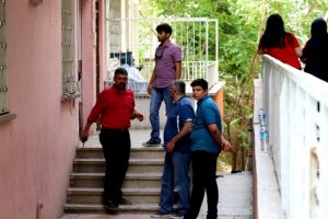 Kayıp kızlar, polise ihbar edilen evde bulundu