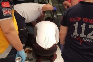 5 yaşındaki &ccedil;ocuğun eli y&uuml;r&uuml;yen merdivene sıkıştı