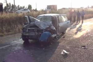 Otomobil ile minib&uuml;s &ccedil;arpıştı: 1 &ouml;l&uuml;, 8 yaralı
