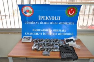 Sınır kapısında tırdan 30 adet silah &ccedil;ıktı