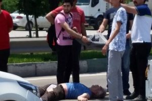 Bursa'da kırmızı ışıkta ge&ccedil;tiği iddia edilen s&uuml;r&uuml;c&uuml; bisikletliye &ccedil;arptı