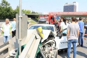 Kararsız kaldı bariyerlere girdi