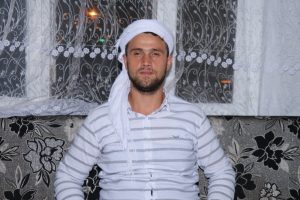 Raylarda namaz kılan adam ortaya &ccedil;ıktı