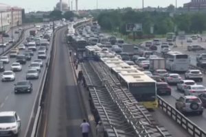 Metrob&uuml;s arızası uzun kuyruklar oluşturdu