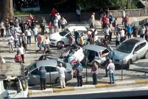 Kocaeli'de tır 6 otomobili bi&ccedil;ti: 8 yaralı