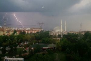 Bursa'yı sel ve şiddetli fırtına vurdu