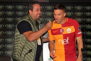 Podolski'ye basın mensuplarından pasta