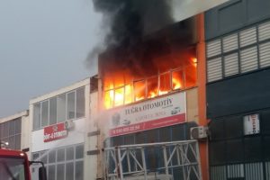 Bursa'da yıldırım d&uuml;şen iş yeri alev alev yandı